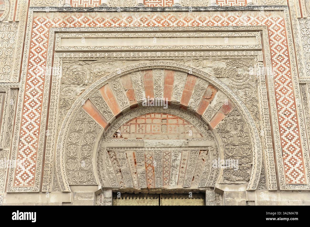 La Mezquita, Moschea, Cattedrale di Cordova, Cordova, Andalusia, Spagna, Europa, primo piano di ornamenti decorativi e motivi su una facciata storica, Euro Foto Stock