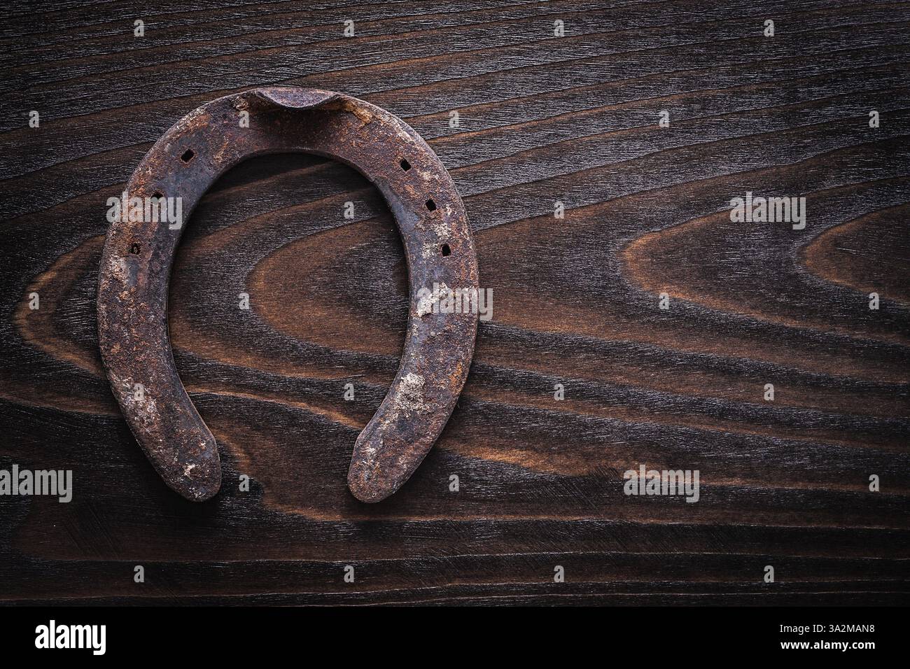 Cavalletto arrugginito in stile retrò su una struttura vintage in legno scuro Foto Stock