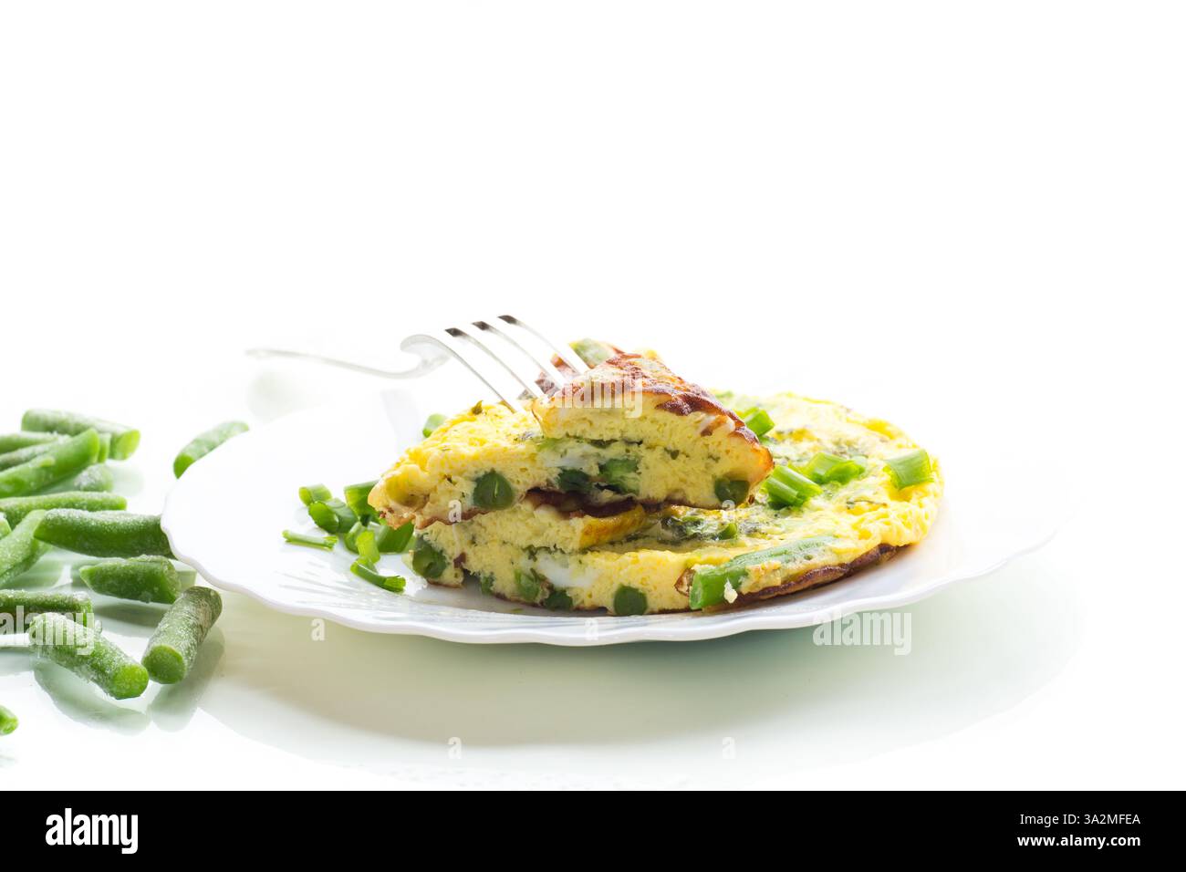 Omelette all'uovo con erbe e verdure isolate su fondo bianco. Foto Stock