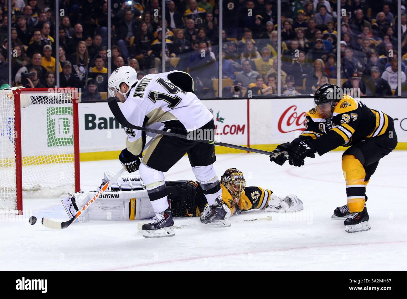 24 giugno 2014 - Boston, Massachusetts, Stati Uniti - FILE FOTO - l'attaccante dei Boston Bruins Patrice Bergeron vince il Frank J. Selke Trophy 2014 per l'attaccante che eccelle nella difesa. NELLA FOTO: 7 dicembre 2013; il portiere dei Boston Bruins Tuukka Rask (40) salta contro i Pittsburgh Penguins Chris Kunitz (14) mentre il centro dei Boston Bruins Patrice Bergeron (37) tenta di interrompere la giocata durante il secondo periodo della partita NHL tra i Boston Bruins e i Pittsburgh Penguins al TD Garden. Anthony Nesmith/CSM. (Immagine di credito: © Anthony Nesmith/Cal Sport Media/ZUMAPRESS.com) Foto Stock