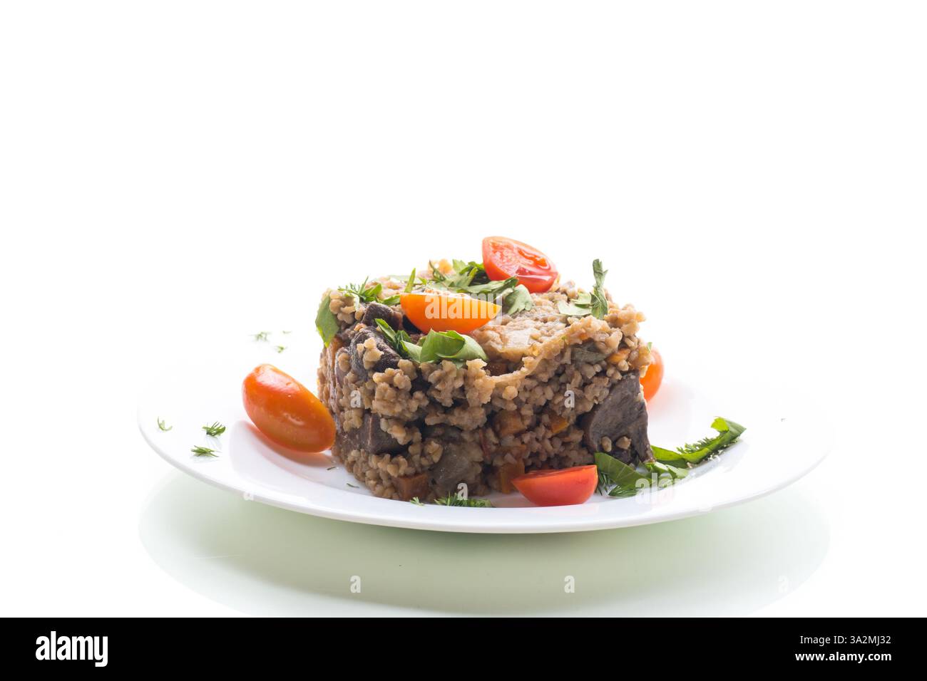 cena cucinata con bulgur e verdure isolate su sfondo bianco. Foto Stock