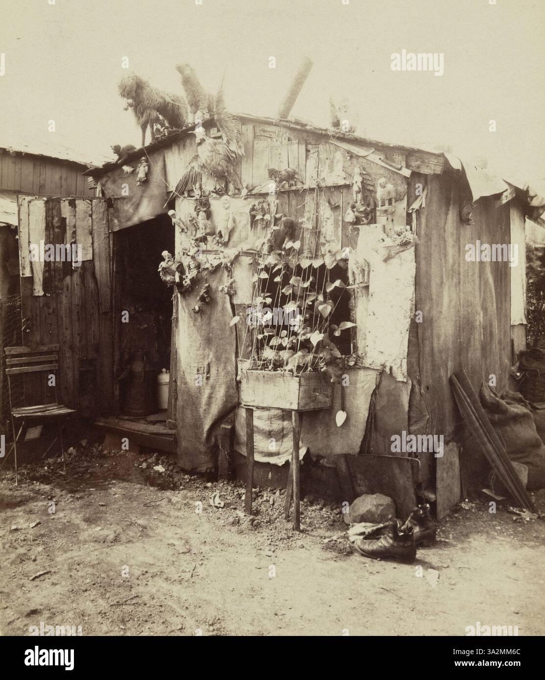 Questa fotografia del 1912 di Eugène Atget mostra la casa di un ragpicker, sottolineando l'umile e informale dimora in un quartiere parigino del XX secolo. Foto Stock