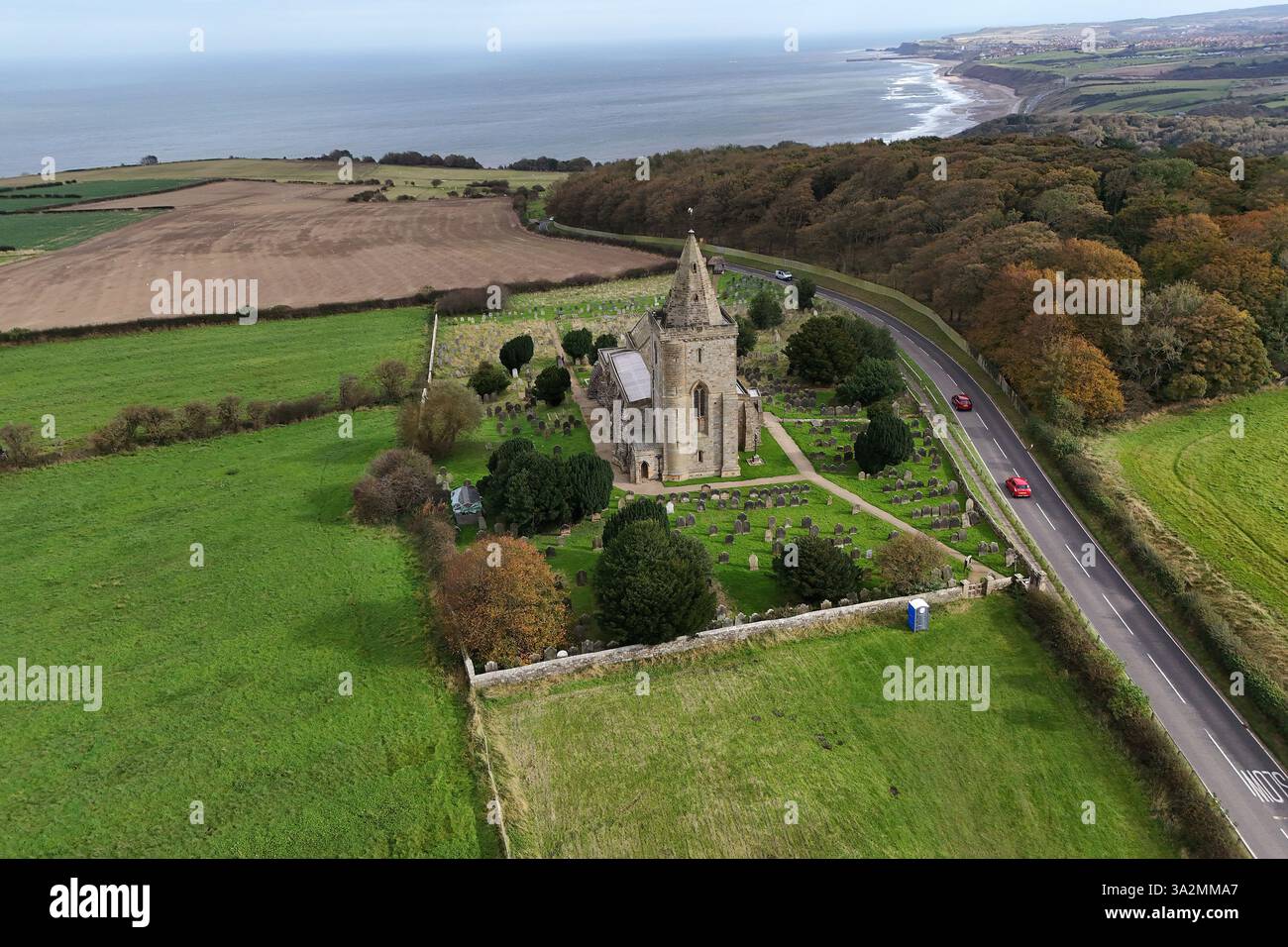 Vista aerea della chiesa di Sant'Osvaldo, Lythe. North Yorkshire Foto Stock
