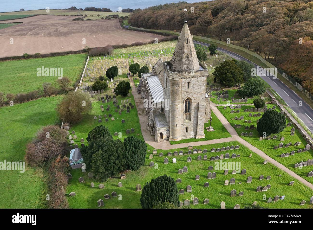 Vista aerea della chiesa di Sant'Osvaldo, Lythe. North Yorkshire Foto Stock