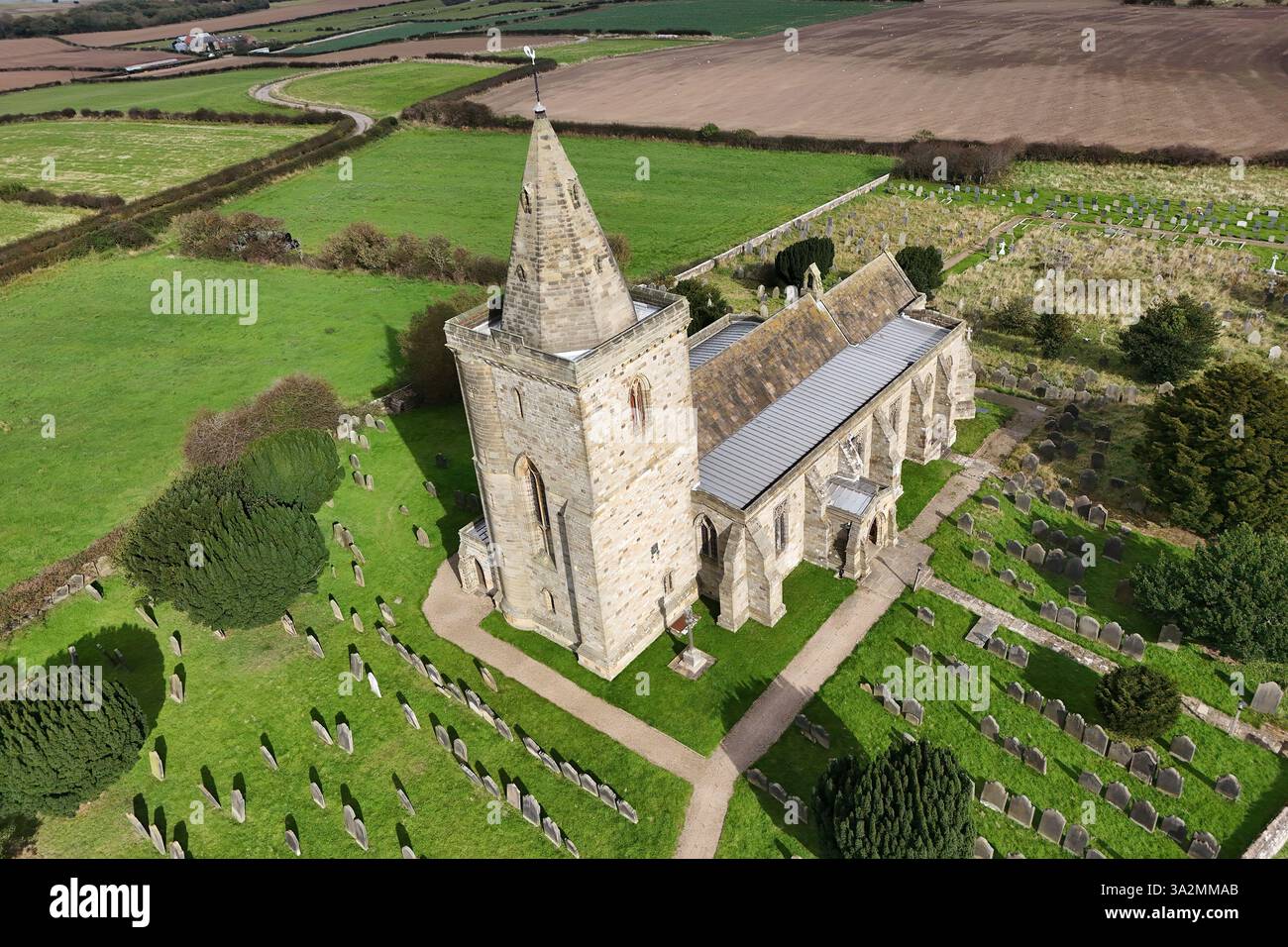 Vista aerea della chiesa di Sant'Osvaldo, Lythe. North Yorkshire Foto Stock