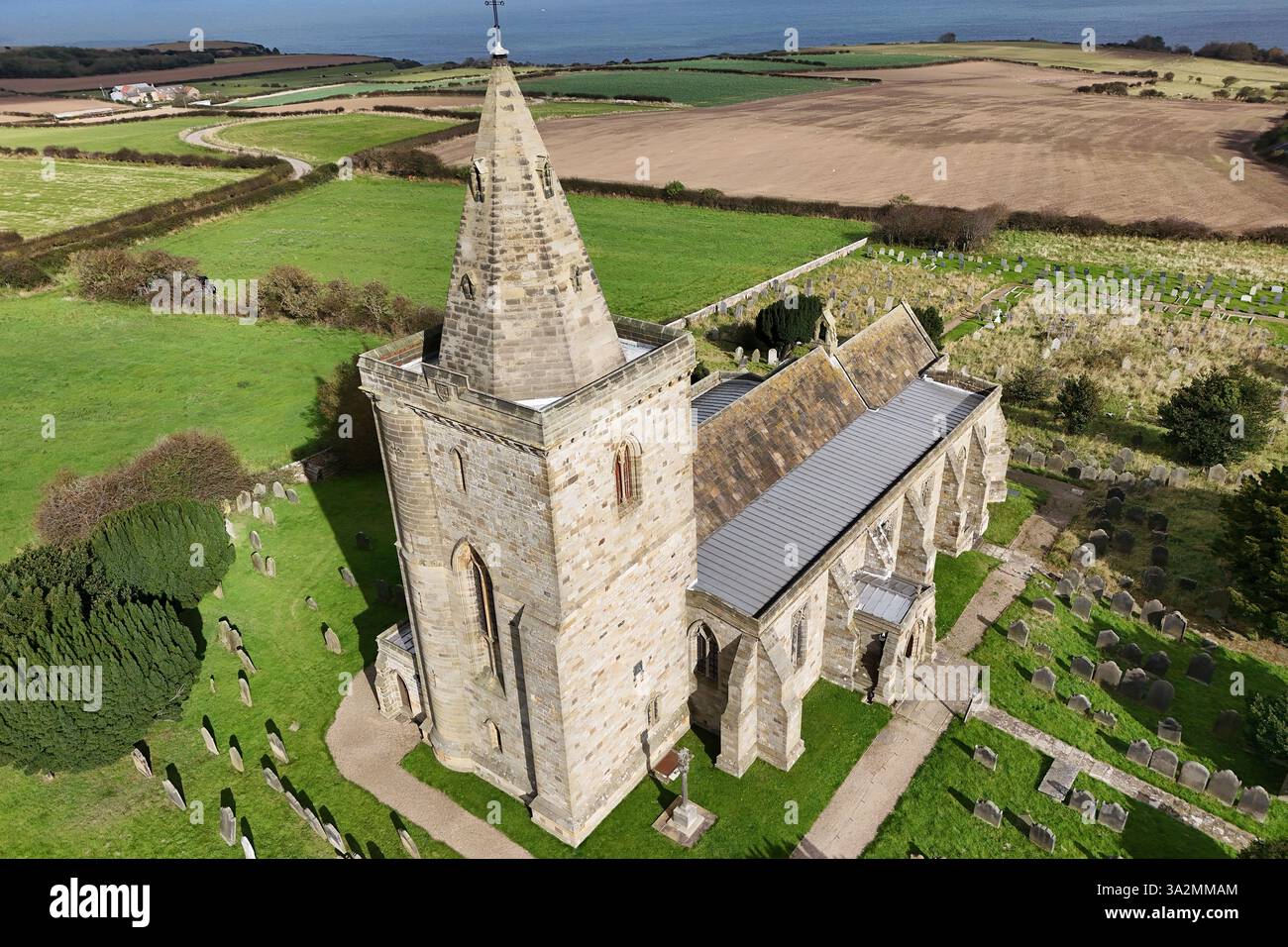 Vista aerea della chiesa di Sant'Osvaldo, Lythe. North Yorkshire Foto Stock