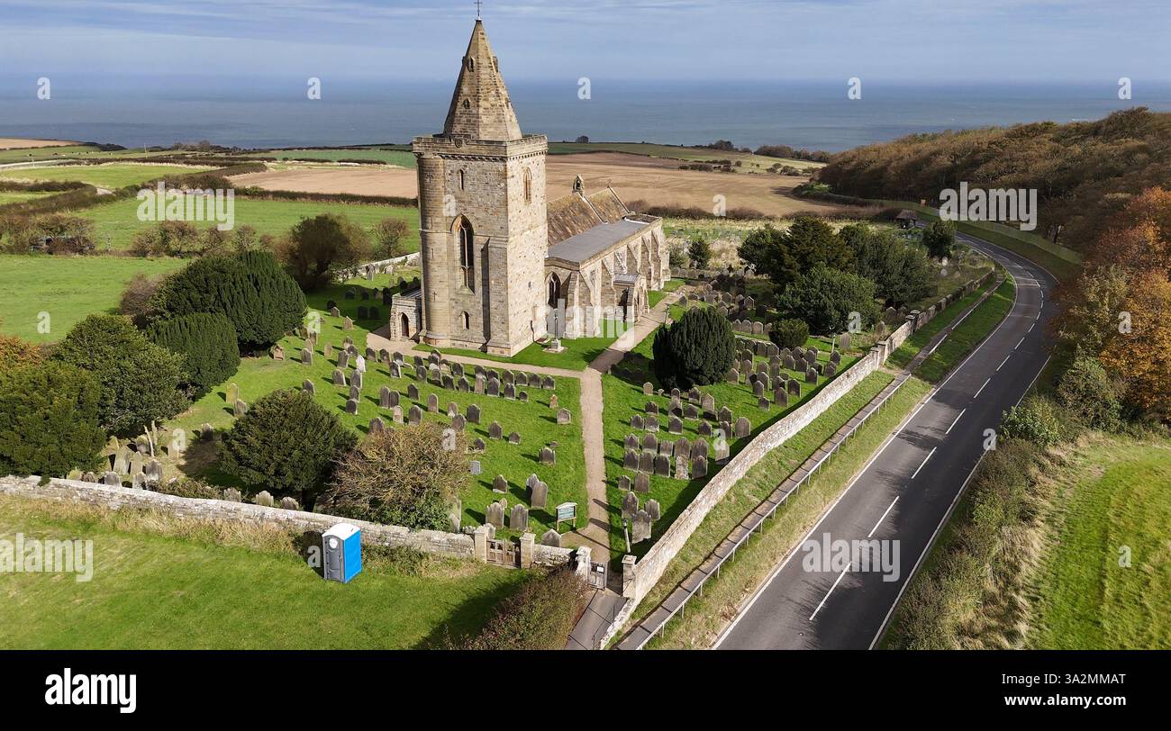 Vista aerea della chiesa di Sant'Osvaldo, Lythe. North Yorkshire Foto Stock