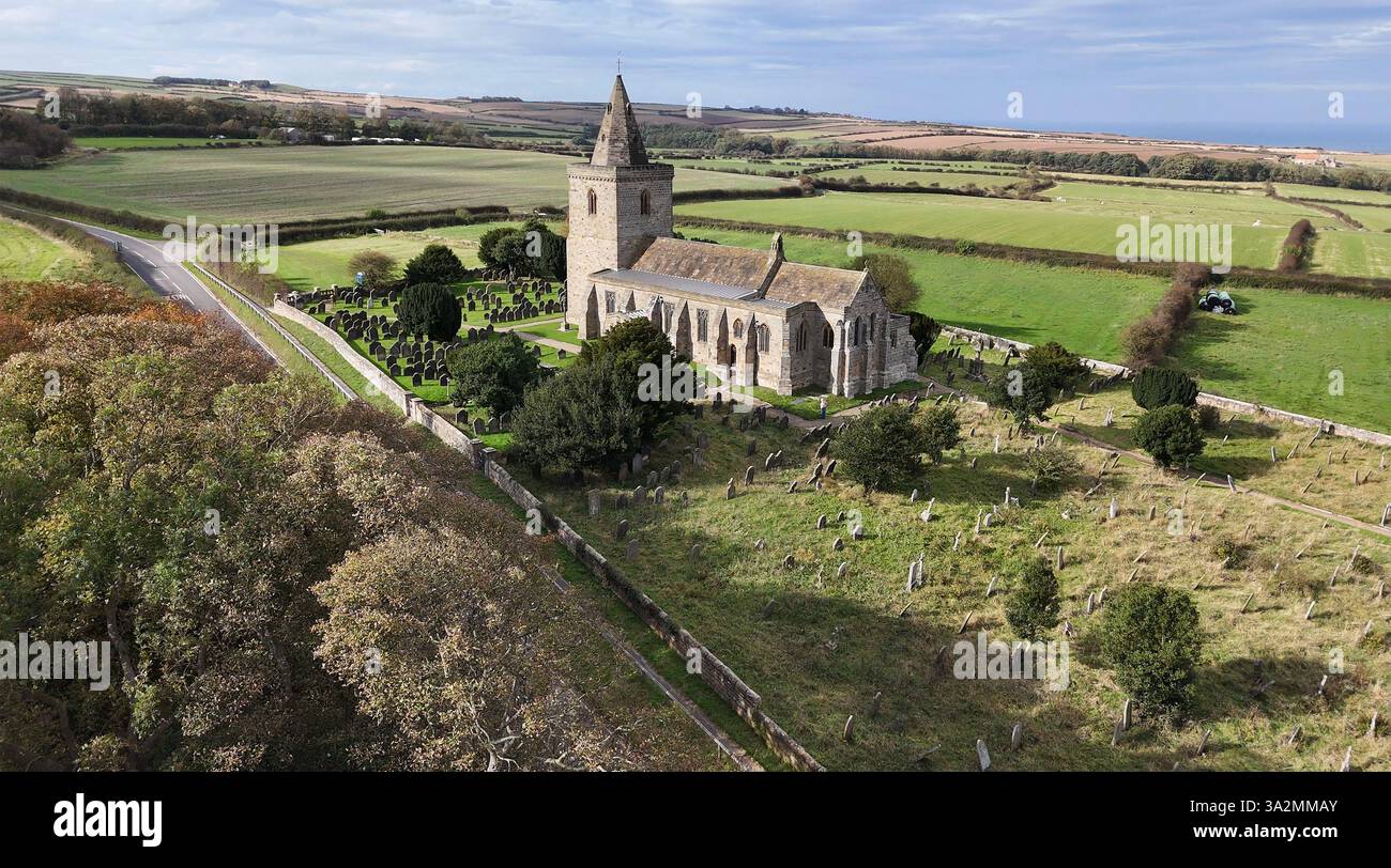 Vista aerea della chiesa di Sant'Osvaldo, Lythe. North Yorkshire Foto Stock
