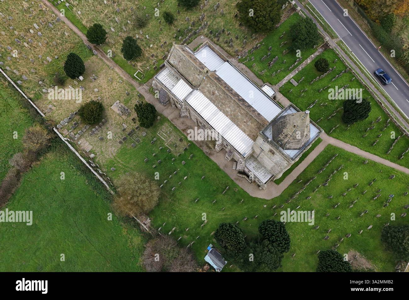 Vista aerea della chiesa di Sant'Osvaldo, Lythe. North Yorkshire Foto Stock