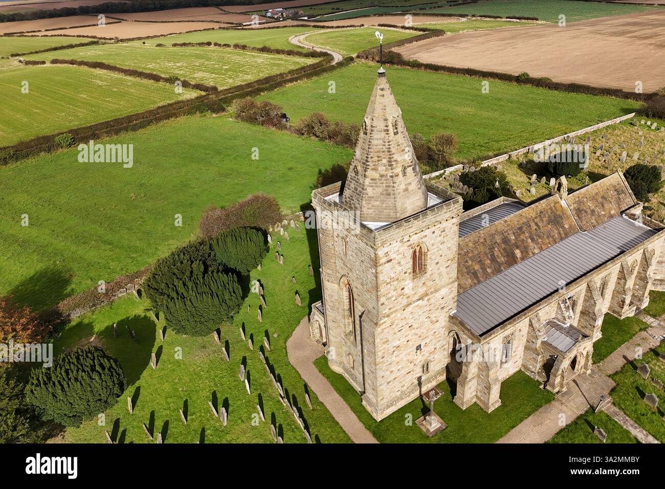 Vista aerea della chiesa di Sant'Osvaldo, Lythe. North Yorkshire Foto Stock