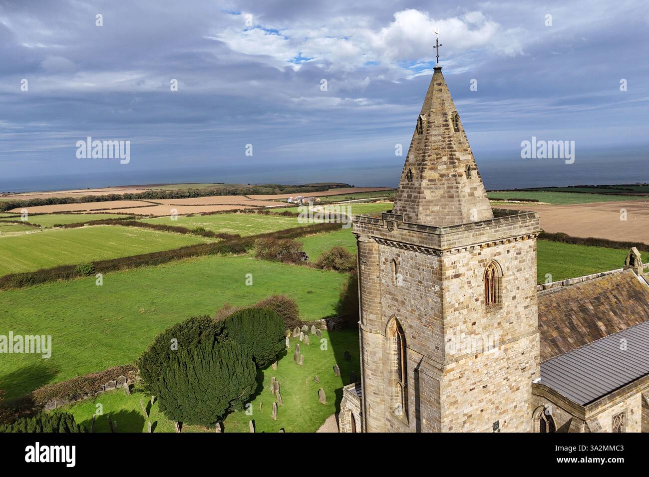 Vista aerea della chiesa di Sant'Osvaldo, Lythe. North Yorkshire Foto Stock
