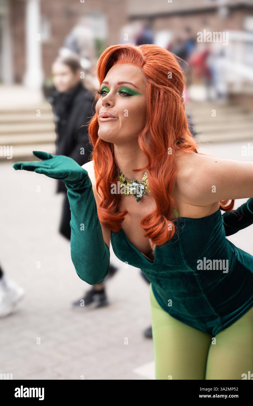 YORK, REGNO UNITO - 2 MARZO 2025. Una cosplayer donna realistica che posa e si mette in posa mentre è vestita da cattivo Poison Ivy della serie Batman della DC Comics Foto Stock
