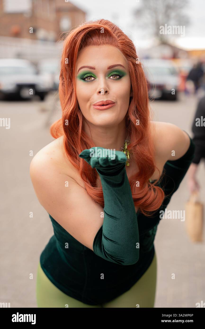 YORK, REGNO UNITO - 2 MARZO 2025. Una cosplayer donna realistica che posa e si mette in posa mentre è vestita da cattivo Poison Ivy della serie Batman della DC Comics Foto Stock