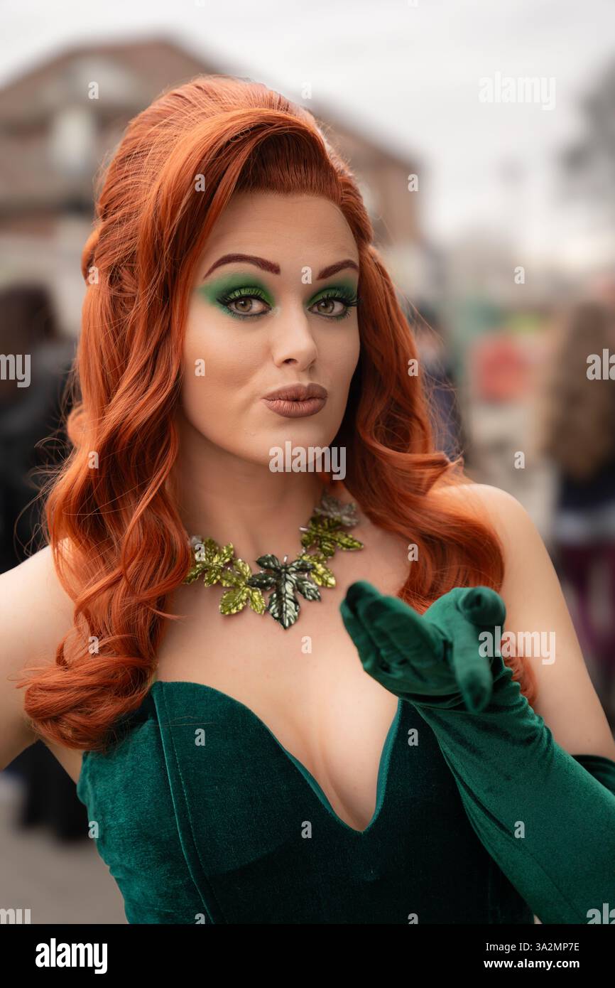 YORK, REGNO UNITO - 2 MARZO 2025. Una cosplayer donna realistica che posa e si mette in posa mentre è vestita da cattivo Poison Ivy della serie Batman della DC Comics Foto Stock