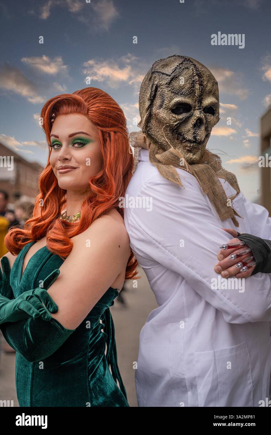 YORK, REGNO UNITO - 2 MARZO 2025. Un paio di cosplayer maschi e femmine che si divertono vestendo i panni dei cattivi Poison Ivy e Scarecrow di Batman fra della DC Comics Foto Stock