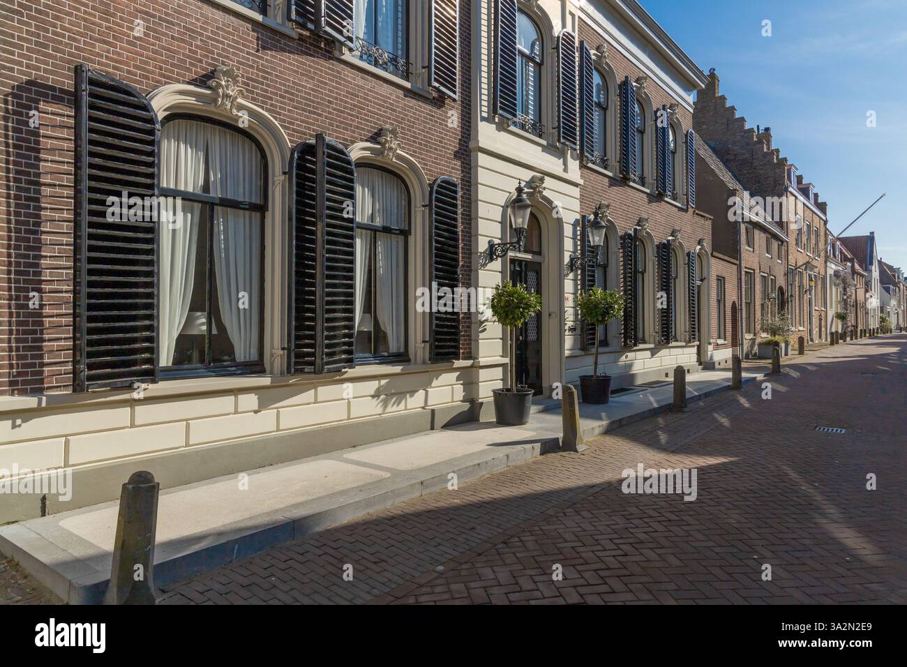 Strada monumentale con case monumentali a Vianen. Foto Stock