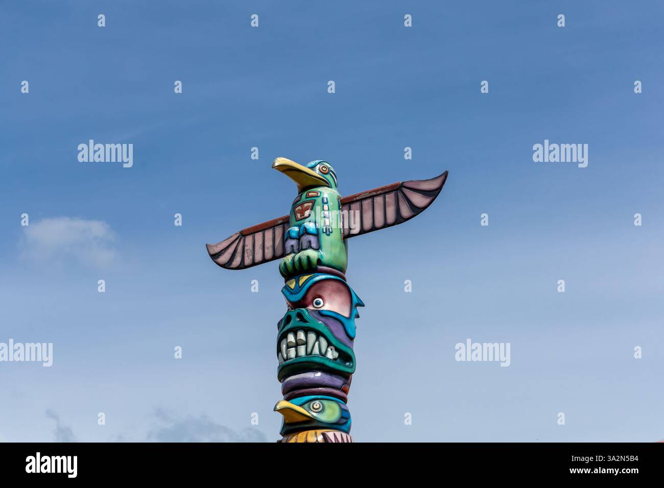 Totem indiano, intagliato a mano e dipinto a mano, nel parco delle attrazioni di Slagharen. Foto Stock