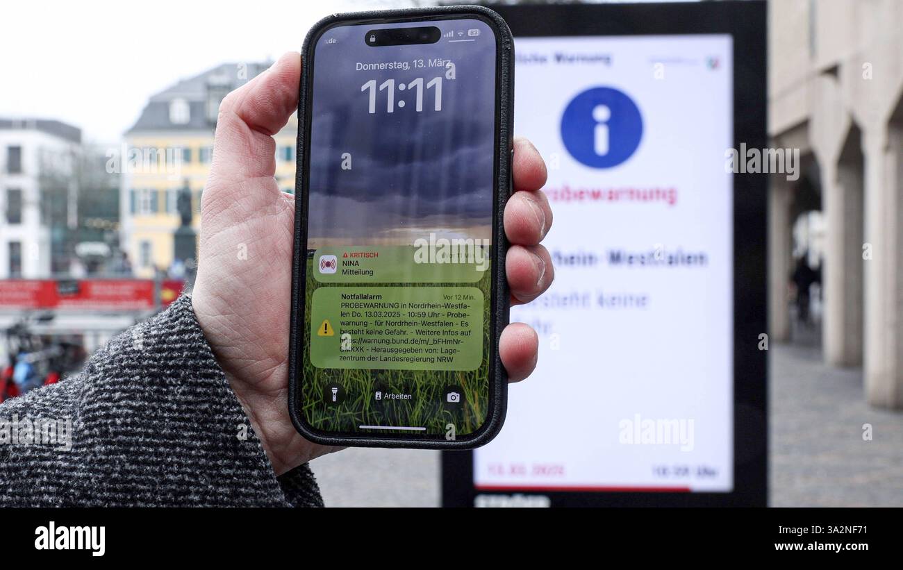 DATA RECORD NON DICHIARATA Landesweiter Warntag City Lights a Bonn 13.03.2025 Nordrhein Westfalen testet Seine Warnmittel. In der Bonner Innenstadt heulten 11 Uhr Cell Broadcast taugliche Handys und die Sirenen in der Innenstadt von Bonn. Auch auf den Citiylights wurden etwa 5 Minuten Warnungen in der Rotation veröffentlicht. Bonn Innenstadt Nordrhein-Westfalen Deutschland *** giorno di allerta a livello statale luci della città a Bonn 13 03 2025 Renania settentrionale-Vestfalia testa i suoi dispositivi di allerta cellulari e sirene compatibili con le trasmissioni cellulari sono stati bolliti nel centro di Bonns alle 11.00. Sono stati pubblicati anche avvisi Foto Stock