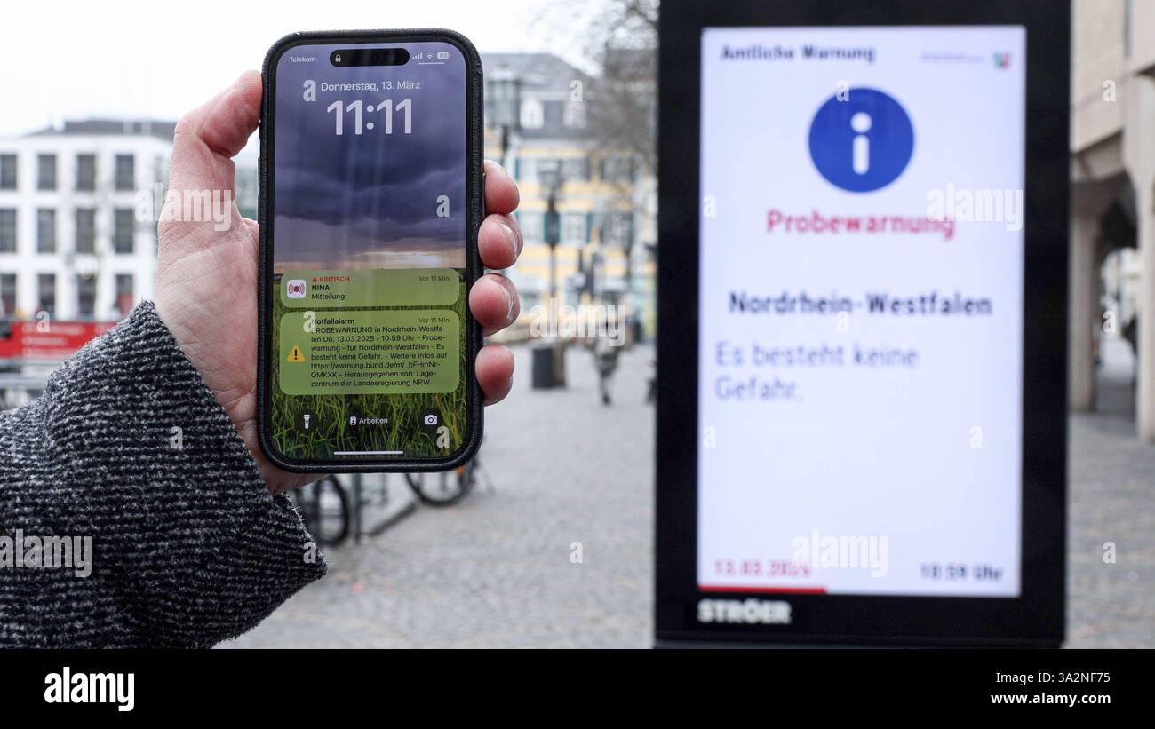 DATA RECORD NON DICHIARATA Landesweiter Warntag City Lights a Bonn 13.03.2025 Nordrhein Westfalen testet Seine Warnmittel. In der Bonner Innenstadt heulten 11 Uhr Cell Broadcast taugliche Handys und die Sirenen in der Innenstadt von Bonn. Auch auf den Citiylights wurden etwa 5 Minuten Warnungen in der Rotation veröffentlicht. Bonn Innenstadt Nordrhein-Westfalen Deutschland *** giorno di allerta a livello statale luci della città a Bonn 13 03 2025 Renania settentrionale-Vestfalia testa i suoi dispositivi di allerta cellulari e sirene compatibili con le trasmissioni cellulari sono stati bolliti nel centro di Bonns alle 11.00. Sono stati pubblicati anche avvisi Foto Stock