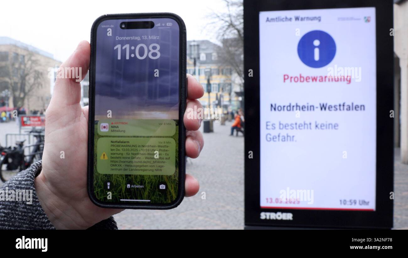 DATA RECORD NON DICHIARATA Landesweiter Warntag City Lights a Bonn 13.03.2025 Nordrhein Westfalen testet Seine Warnmittel. In der Bonner Innenstadt heulten 11 Uhr Cell Broadcast taugliche Handys und die Sirenen in der Innenstadt von Bonn. Auch auf den Citiylights wurden etwa 5 Minuten Warnungen in der Rotation veröffentlicht. Bonn Innenstadt Nordrhein-Westfalen Deutschland *** giorno di allerta a livello statale luci della città a Bonn 13 03 2025 Renania settentrionale-Vestfalia testa i suoi dispositivi di allerta cellulari e sirene compatibili con le trasmissioni cellulari sono stati bolliti nel centro di Bonns alle 11.00. Sono stati pubblicati anche avvisi Foto Stock
