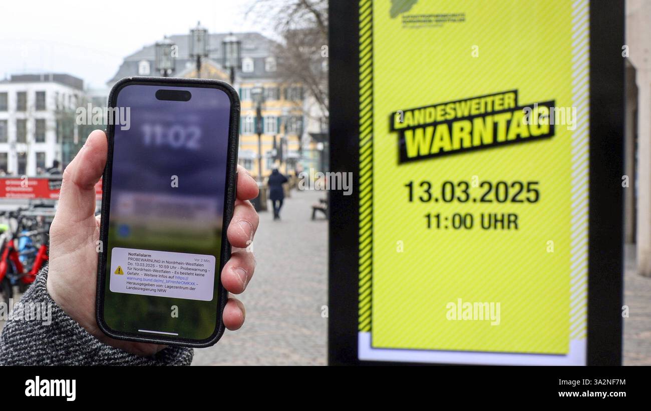 DATA RECORD NON DICHIARATA Landesweiter Warntag City Lights a Bonn 13.03.2025 Nordrhein Westfalen testet Seine Warnmittel. In der Bonner Innenstadt heulten 11 Uhr Cell Broadcast taugliche Handys und die Sirenen in der Innenstadt von Bonn. Auch auf den Citiylights wurden etwa 5 Minuten Warnungen in der Rotation veröffentlicht. Bonn Innenstadt Nordrhein-Westfalen Deutschland *** giorno di allerta a livello statale luci della città a Bonn 13 03 2025 Renania settentrionale-Vestfalia testa i suoi dispositivi di allerta cellulari e sirene compatibili con le trasmissioni cellulari sono stati bolliti nel centro di Bonns alle 11.00. Sono stati pubblicati anche avvisi Foto Stock