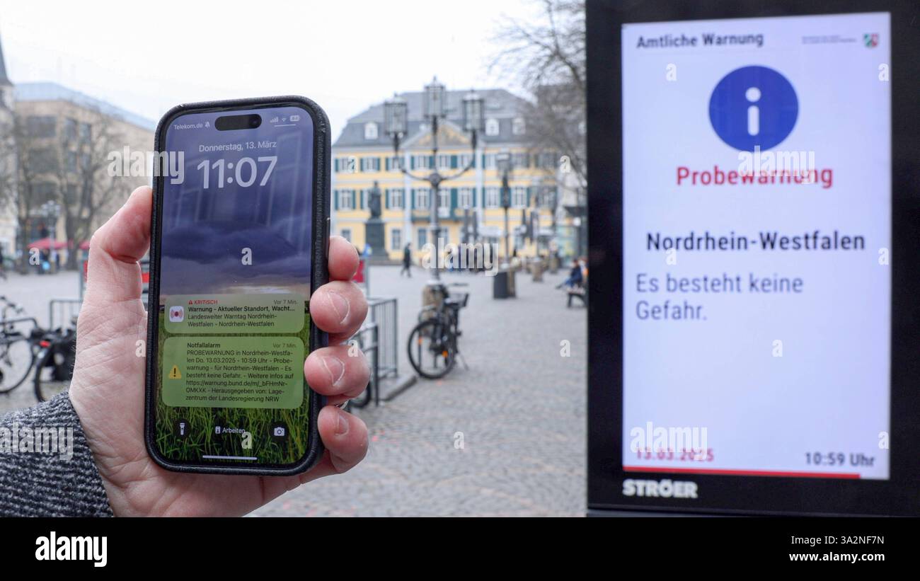 DATA RECORD NON DICHIARATA Landesweiter Warntag City Lights a Bonn 13.03.2025 Nordrhein Westfalen testet Seine Warnmittel. In der Bonner Innenstadt heulten 11 Uhr Cell Broadcast taugliche Handys und die Sirenen in der Innenstadt von Bonn. Auch auf den Citiylights wurden etwa 5 Minuten Warnungen in der Rotation veröffentlicht. Bonn Innenstadt Nordrhein-Westfalen Deutschland *** giorno di allerta a livello statale luci della città a Bonn 13 03 2025 Renania settentrionale-Vestfalia testa i suoi dispositivi di allerta cellulari e sirene compatibili con le trasmissioni cellulari sono stati bolliti nel centro di Bonns alle 11.00. Sono stati pubblicati anche avvisi Foto Stock