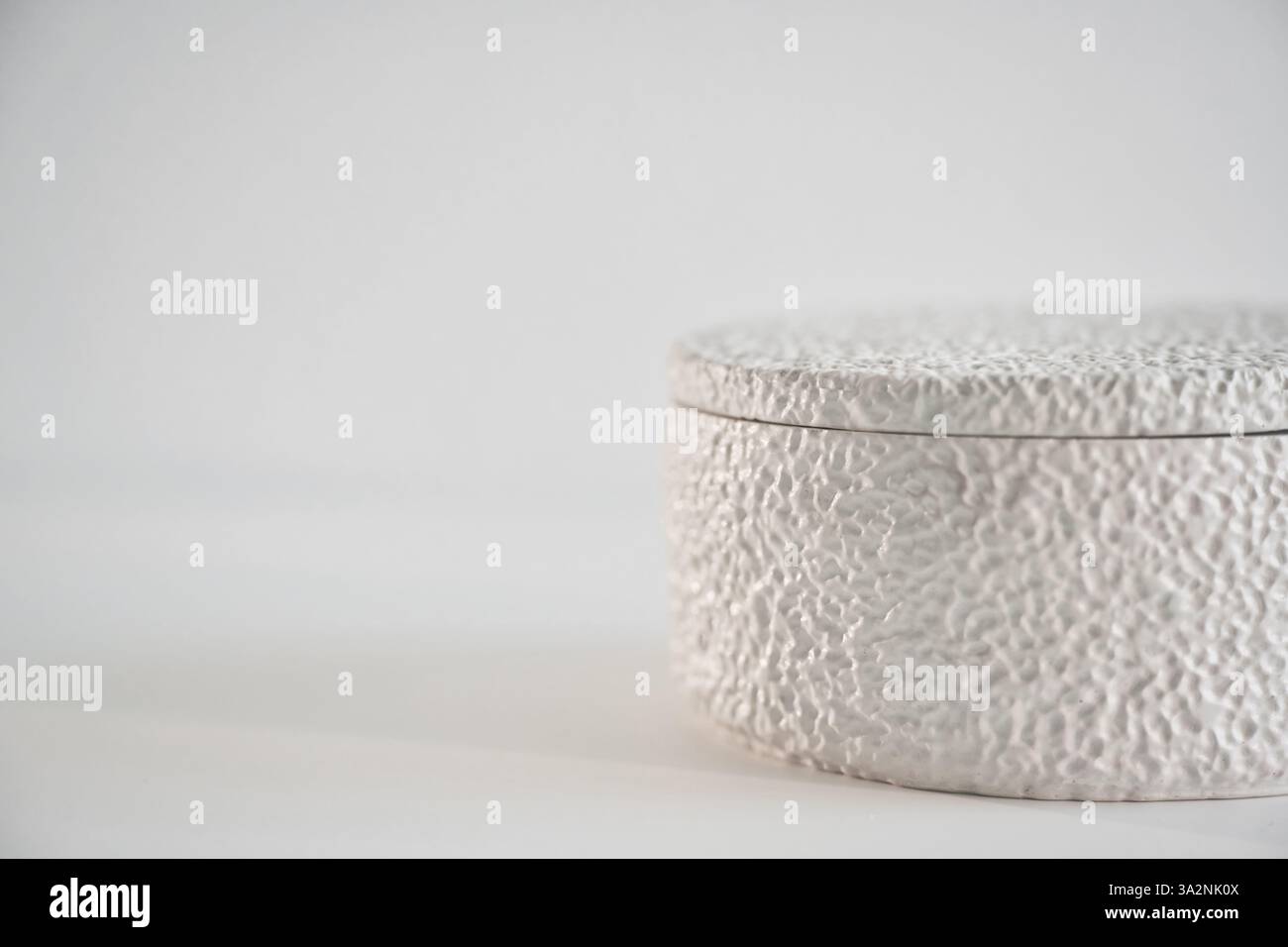 Capacità per candele sulla superficie bianca. Foto Stock