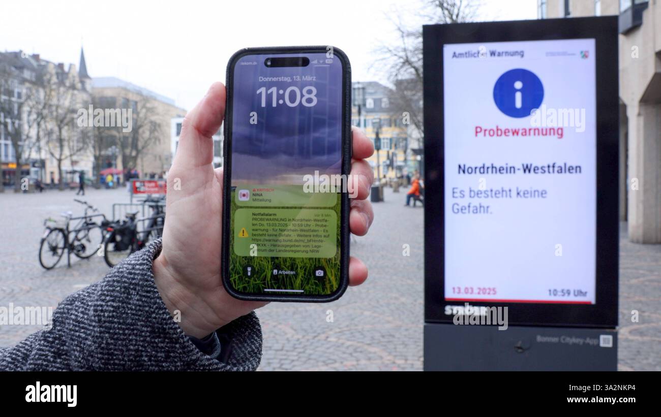 DATA RECORD NON DICHIARATA Landesweiter Warntag City Lights a Bonn 13.03.2025 Nordrhein Westfalen testet Seine Warnmittel. In der Bonner Innenstadt heulten 11 Uhr Cell Broadcast taugliche Handys und die Sirenen in der Innenstadt von Bonn. Auch auf den Citiylights wurden etwa 5 Minuten Warnungen in der Rotation veröffentlicht. Bonn Innenstadt Nordrhein-Westfalen Deutschland *** giorno di allerta a livello statale luci della città a Bonn 13 03 2025 Renania settentrionale-Vestfalia testa i suoi dispositivi di allerta cellulari e sirene compatibili con le trasmissioni cellulari sono stati bolliti nel centro di Bonns alle 11.00. Sono stati pubblicati anche avvisi Foto Stock