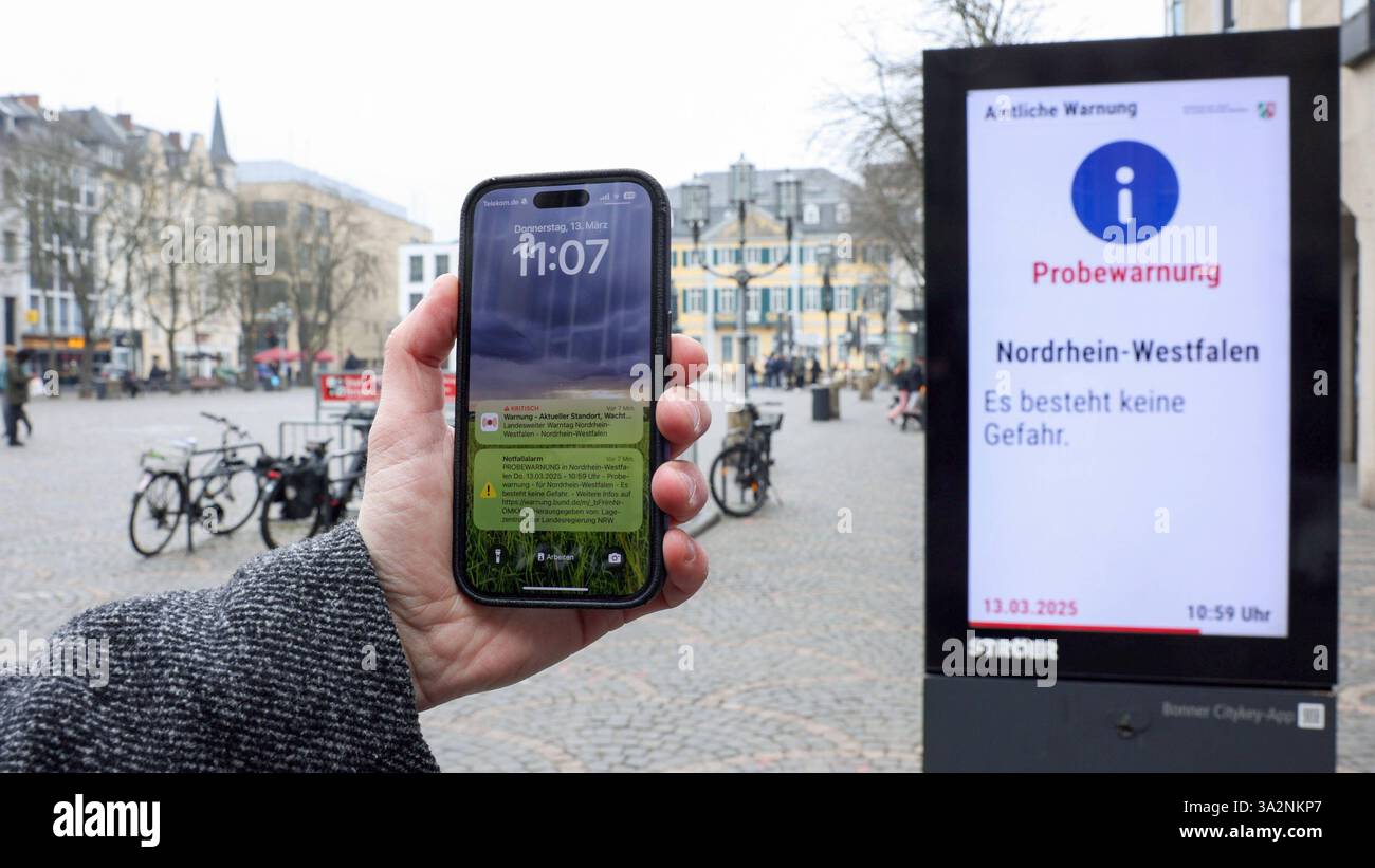 DATA RECORD NON DICHIARATA Landesweiter Warntag City Lights a Bonn 13.03.2025 Nordrhein Westfalen testet Seine Warnmittel. In der Bonner Innenstadt heulten 11 Uhr Cell Broadcast taugliche Handys und die Sirenen in der Innenstadt von Bonn. Auch auf den Citiylights wurden etwa 5 Minuten Warnungen in der Rotation veröffentlicht. Bonn Innenstadt Nordrhein-Westfalen Deutschland *** giorno di allerta a livello statale luci della città a Bonn 13 03 2025 Renania settentrionale-Vestfalia testa i suoi dispositivi di allerta cellulari e sirene compatibili con le trasmissioni cellulari sono stati bolliti nel centro di Bonns alle 11.00. Sono stati pubblicati anche avvisi Foto Stock