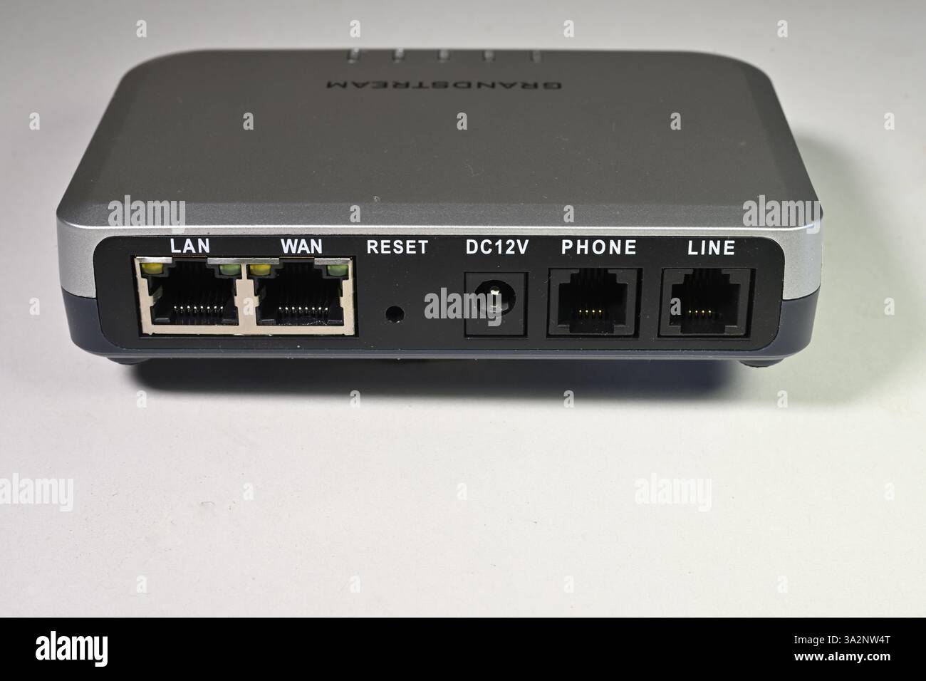 Internet VoIP Analogue Phone Adapter (ATA) per la connessione Internet a banda larga ai telefoni tradizionali cablati Foto Stock