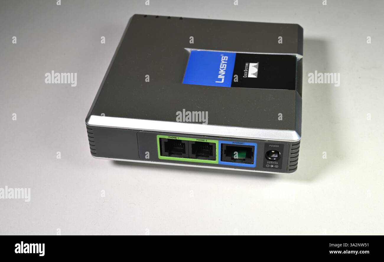 Internet VoIP Analogue Phone Adapter (ATA) per la connessione Internet a banda larga ai telefoni tradizionali cablati Foto Stock