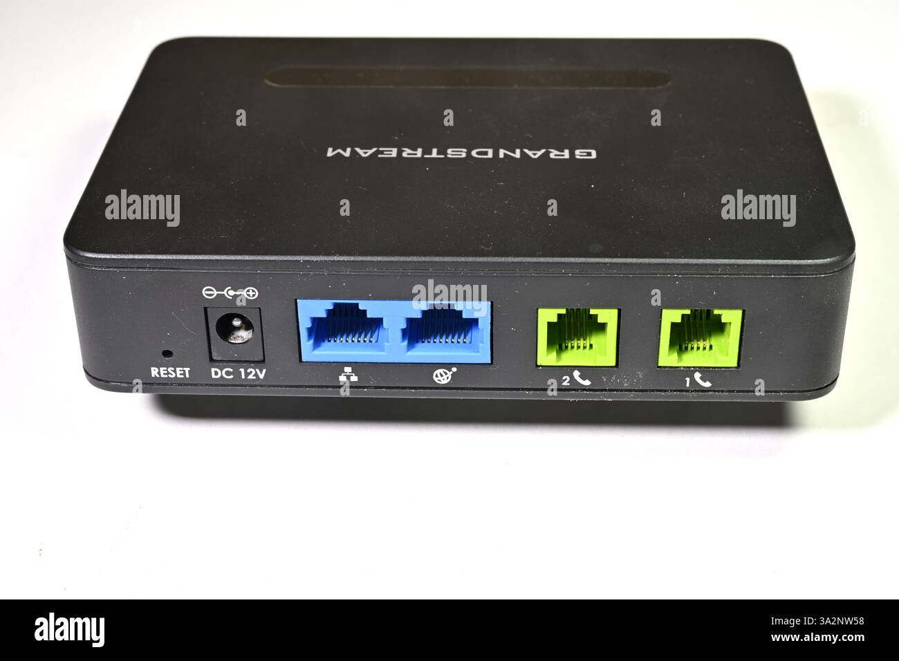 Internet VoIP Analogue Phone Adapter (ATA) per la connessione Internet a banda larga ai telefoni tradizionali cablati Foto Stock