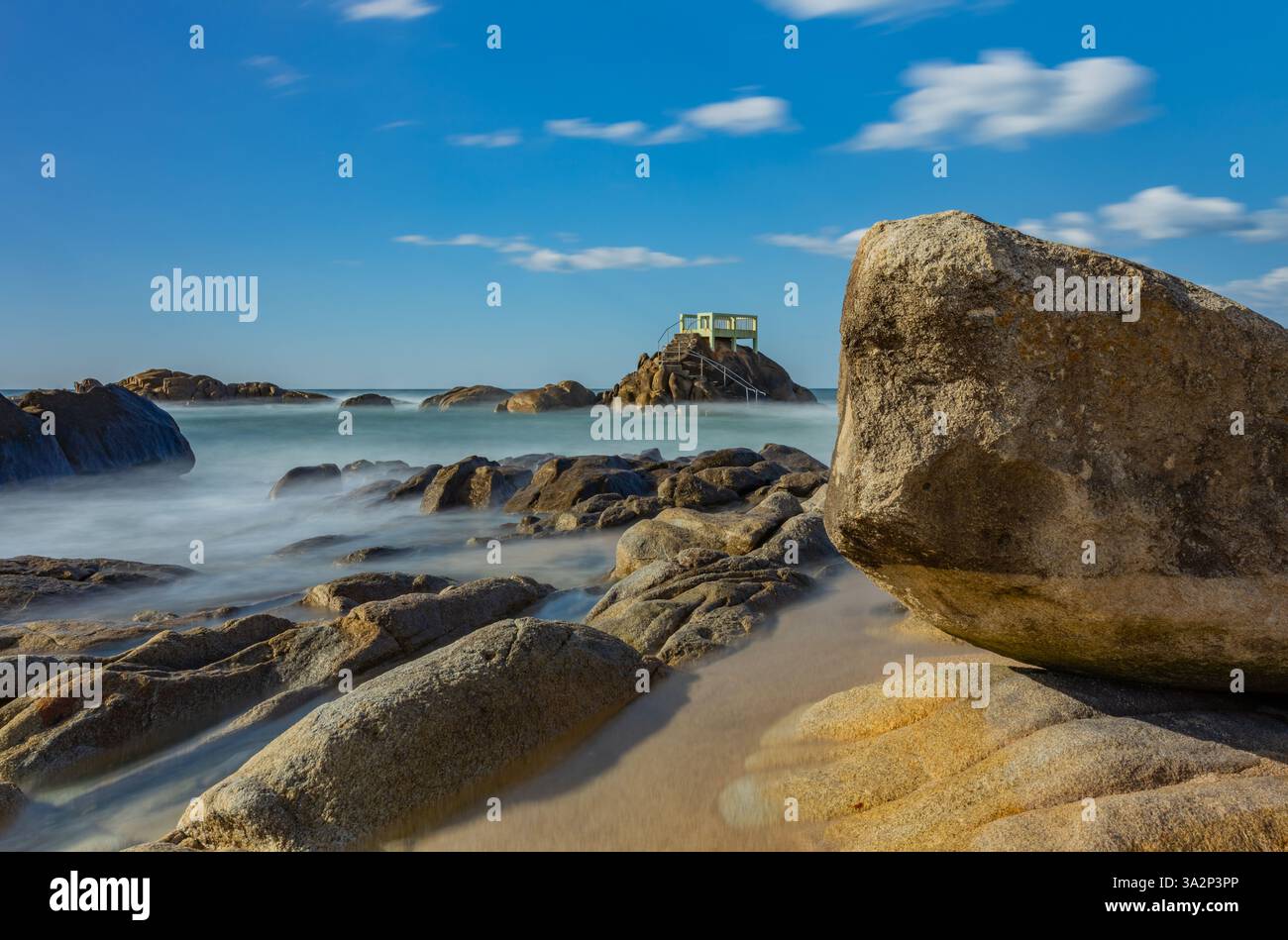 Lunga esposizione all'oceano a Vila do Conde, spiaggia di Olinda, a nord del Portogallo Foto Stock