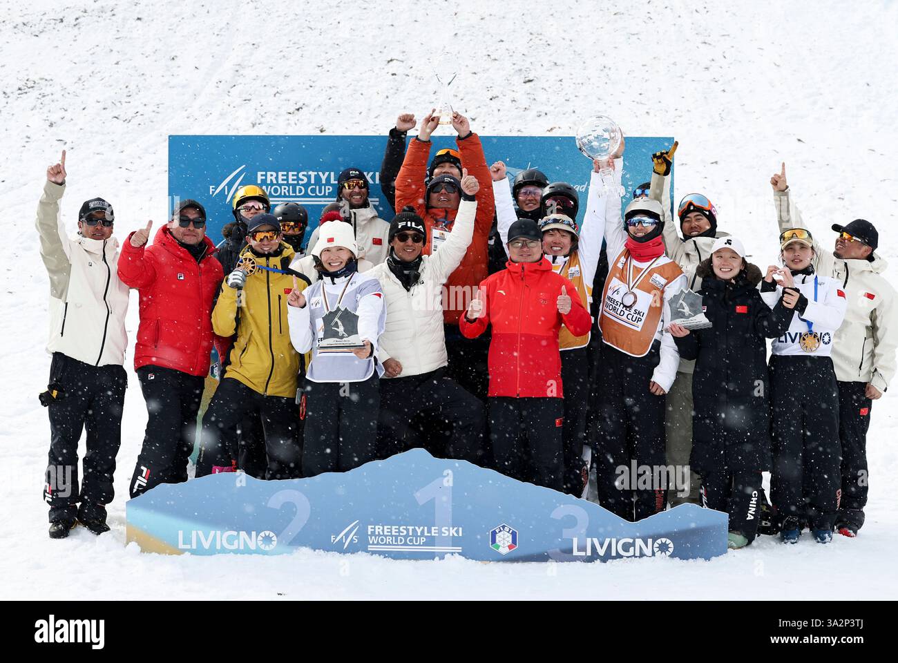 Livigno, Italia. 13 marzo 2025. Il Team China festeggia dopo aver vinto la Coppa delle nazioni per la sua prestazione complessiva come squadra alla stagione 2024-2025 FIS Freestyle Coppa del mondo Aerial a Livigno, Italia, 13 marzo 2025. Crediti: Li Jing/Xinhua/Alamy Live News Foto Stock