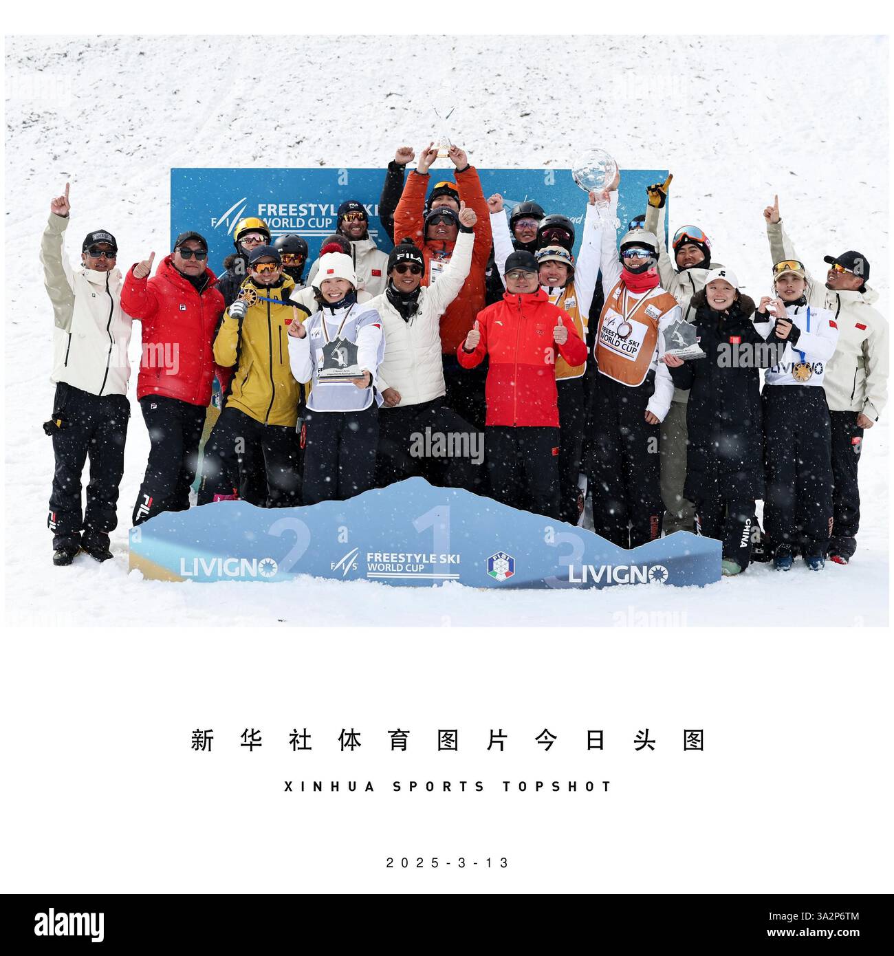 Pechino, Italia. 13 marzo 2025. Il Team China festeggia dopo aver vinto la Coppa delle nazioni per la sua prestazione complessiva come squadra alla stagione 2024-2025 FIS Freestyle Coppa del mondo Aerial a Livigno, Italia, 13 marzo 2025. Crediti: Li Jing/Xinhua/Alamy Live News Foto Stock