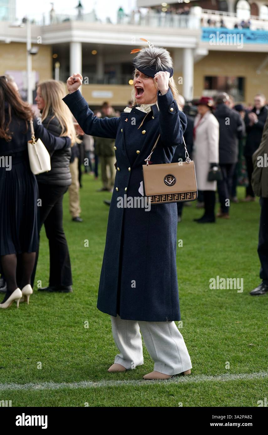 Heather de Bromhead, moglie del vincitore Henry de Bromhead, dopo che Bob Olinger guidato da Rachael Blackmore vinse l'ostacolo dei Paddy Power Stayers il terzo giorno del Cheltenham Festival del 2025 all'ippodromo di Cheltenham. Data foto: Giovedì 13 marzo 2025. Foto Stock