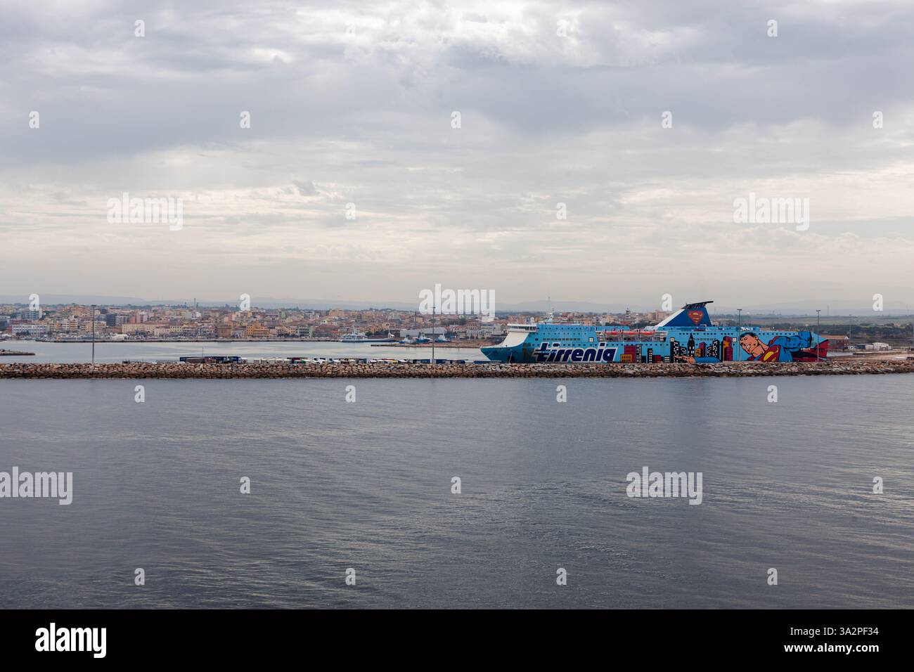 Porto Torres, Italia - 17 ottobre 2024: Grande traghetto blu Tirrenia nel porto di Porto Torres, Sardegna. Foto Stock