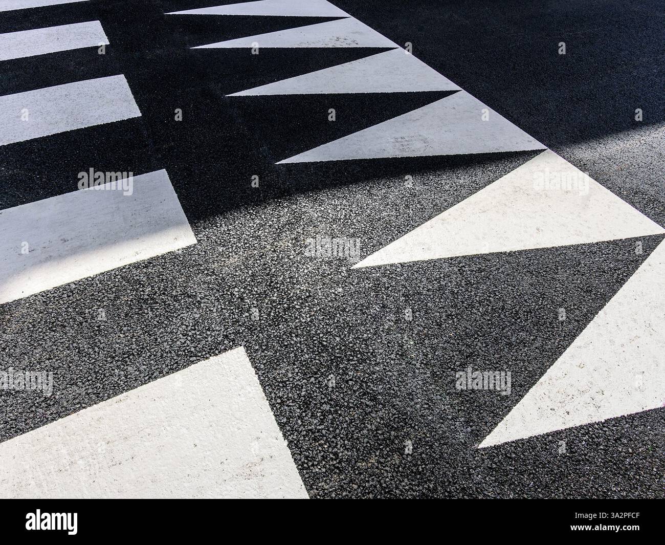 Schema astratto creato da marcature di attraversamento pedonale su City Street - Tours, Indre-et-Loire (37), Francia. Foto Stock