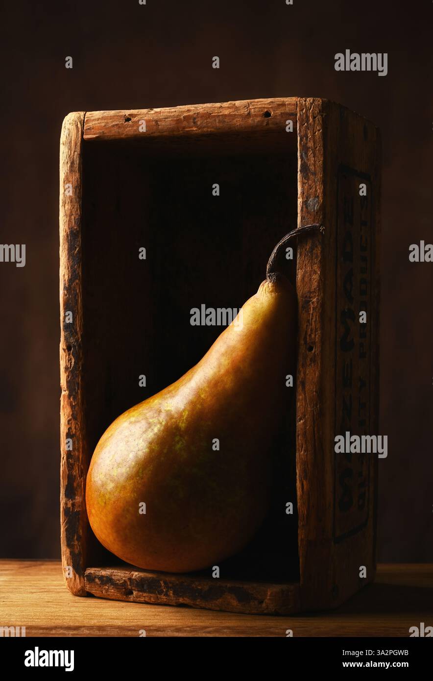 Un Bosc Pero in una rustica scatola di legno antico, natura morta Foto Stock