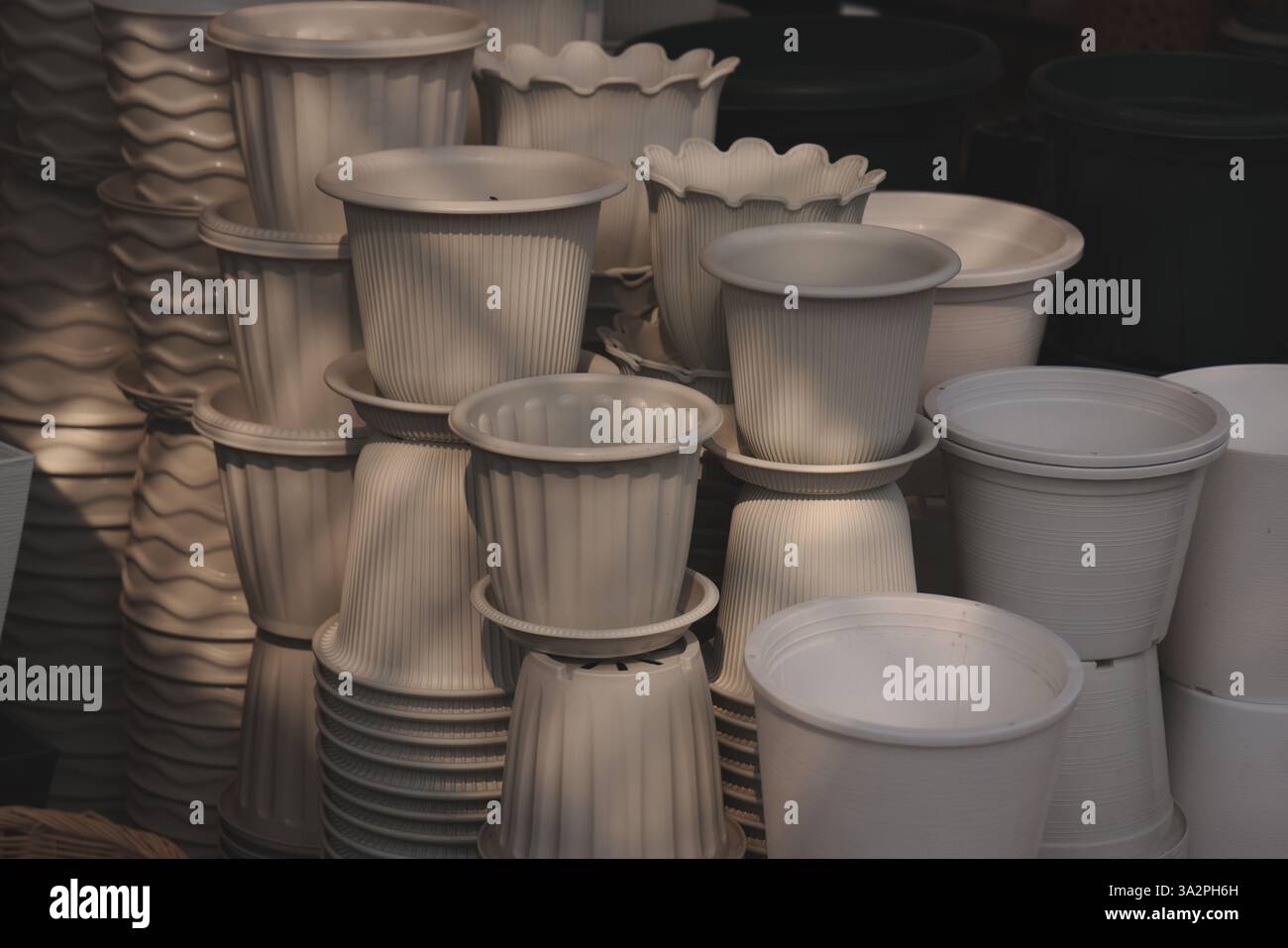 Splendida ceramica impilata per il giardinaggio e l'arredamento della casa, che unisce natura ed estetica Foto Stock