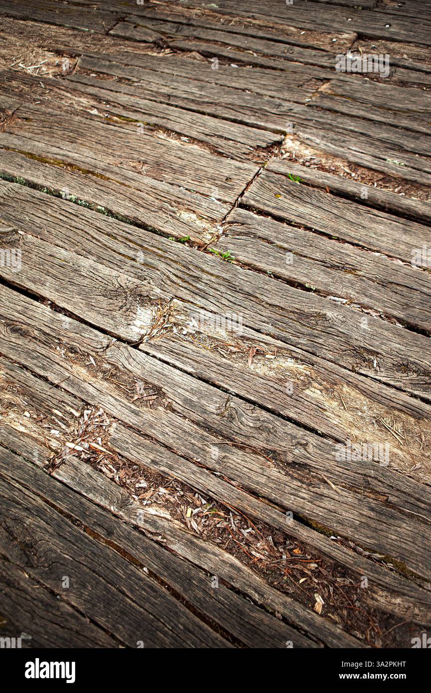 Pavimento urbano fatto di vecchie spranghe di legno Foto Stock
