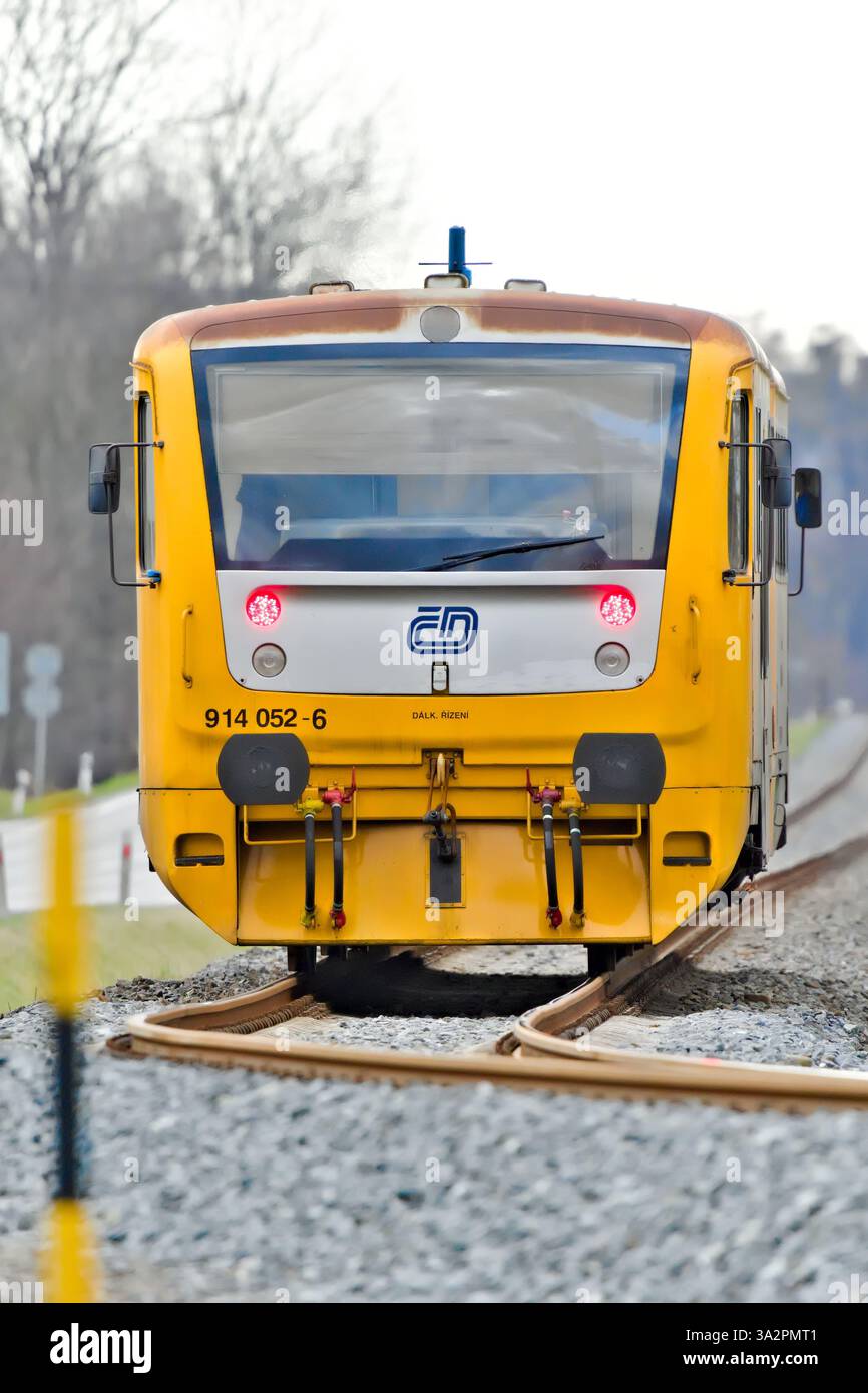 Treno locale regionale dell'azienda statale Ceske Drahy o delle Ferrovie ceche vicino alla stazione ferroviaria. Importante operatore ferroviario nella Repubblica ceca. Foto Stock