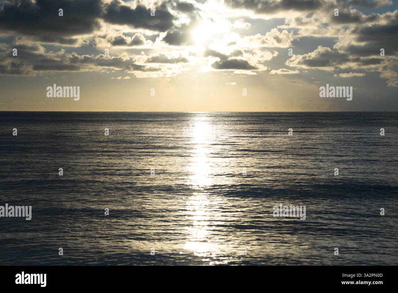 Mare sotto il cielo soleggiato con nuvole. Tramonto sul mare o alba sul mare. Vista panoramica sul mare. Spiaggia di sabbia marina. Foto Stock