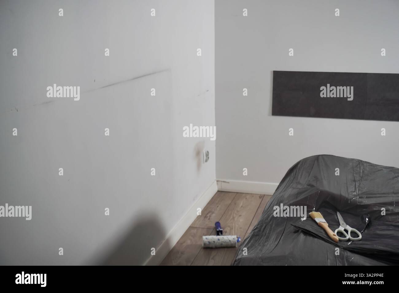 bianco sporco, grasso, pareti macchiate prima di ristrutturare la camera. coperti in alcuni punti degli spazi interni che necessitano di ristrutturazione Foto Stock