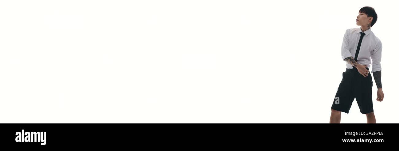 Un giovane uomo asiatico elegante con pantaloncini sartoriali e una camicia croccante trasuda fascino. Foto Stock