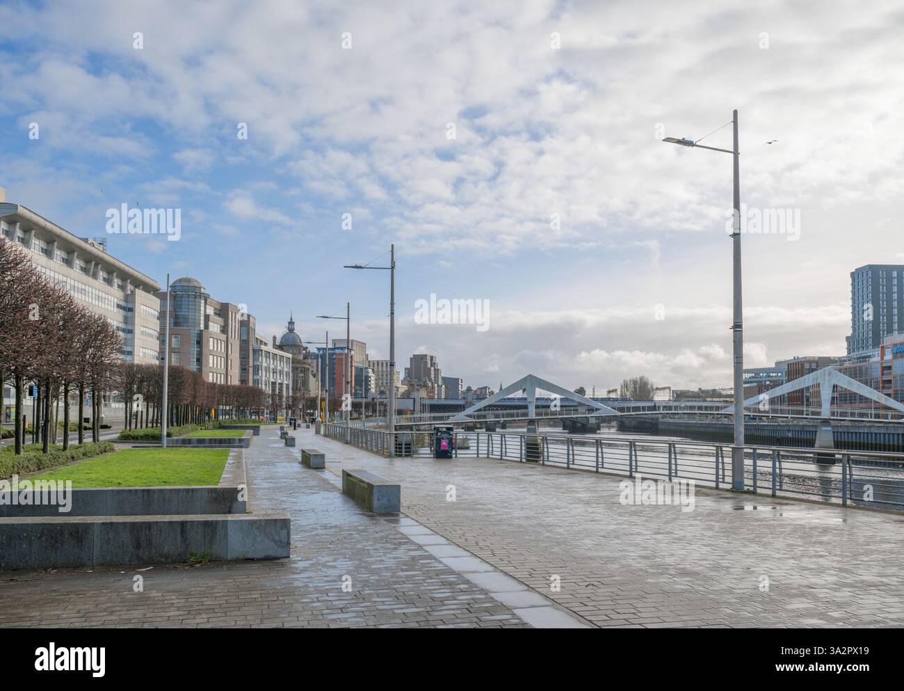 Il lungomare di Broomielaw lungo il fiume Clyde, Glasgow, Scozia, Regno Unito Foto Stock