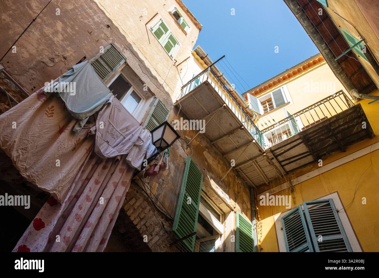 Appendere il bucato dal balcone nel caldo mediterraneo, Villafranche Foto Stock