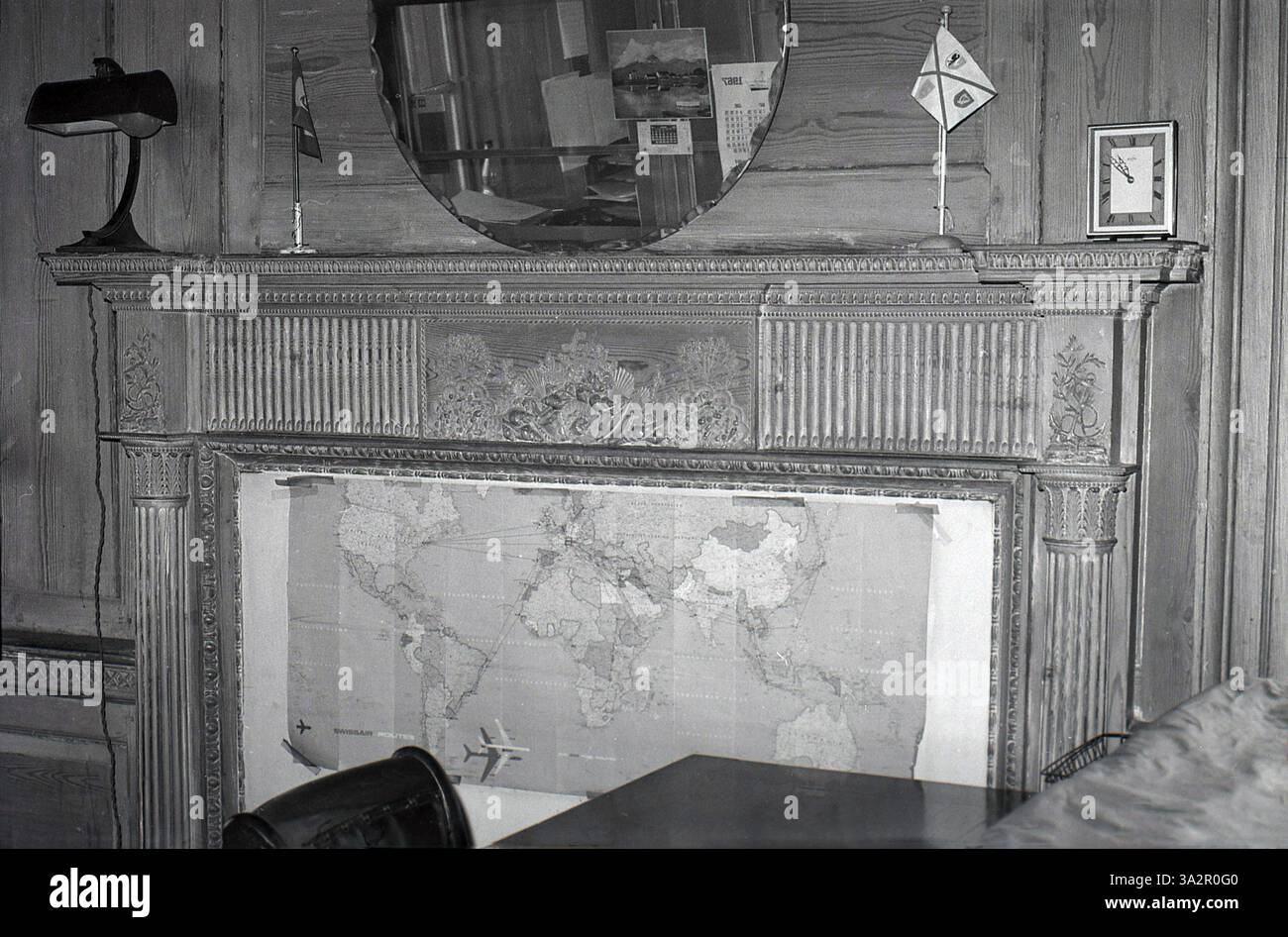 1967, storica, una mappa del mondo sedeva in un camino ornato in un ufficio della compagnia di navigazione, Ben Line, Edimburgo, Scozia, Regno Unito. Foto Stock