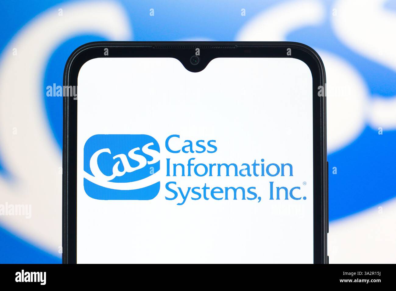 In questa immagine, il logo Cass Information Systems viene visualizzato sullo schermo di uno smartphone. Foto Stock