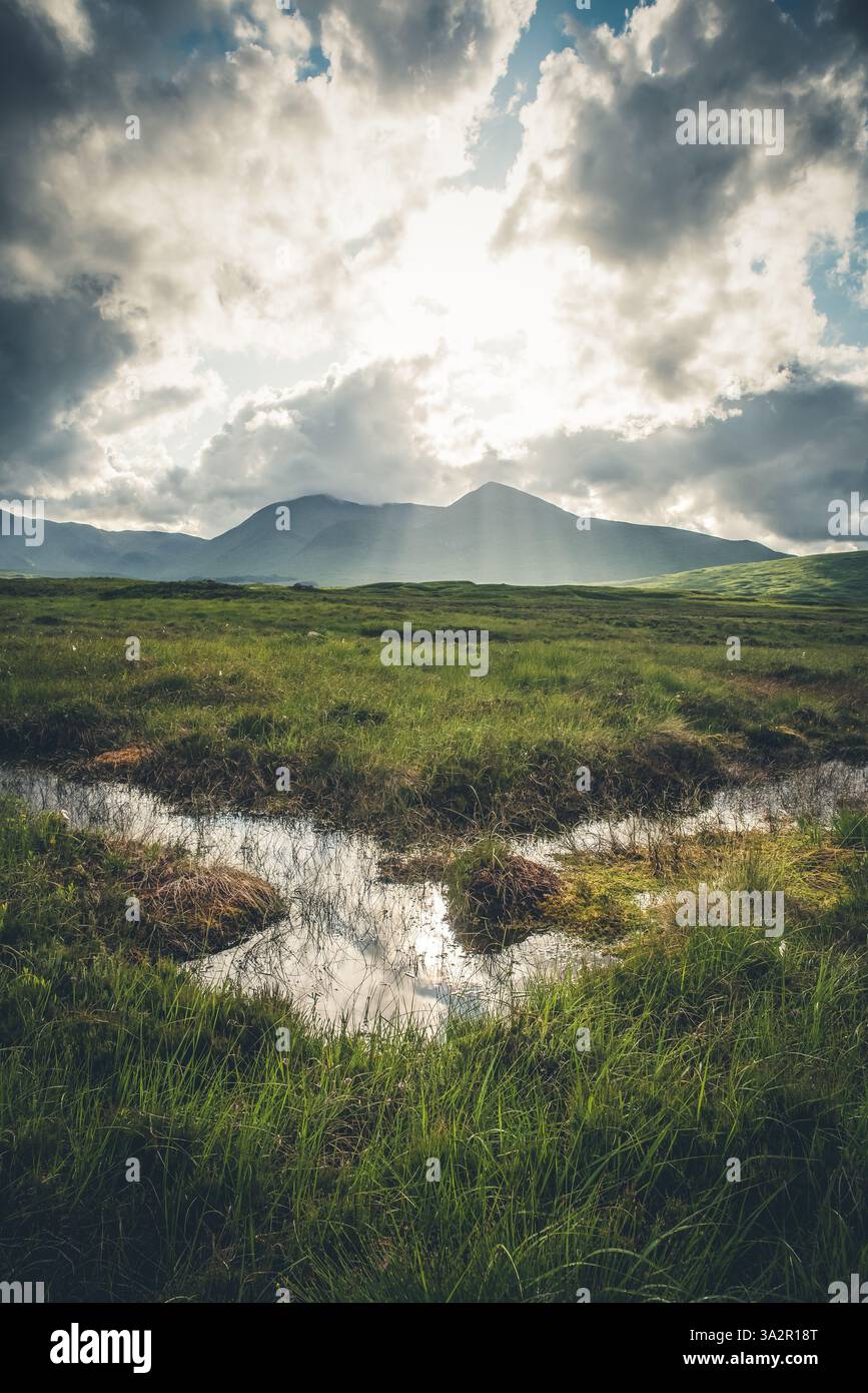 Vista straordinaria del Loch Ba a Glencoe, nel cuore delle Highlands scozzesi Foto Stock